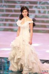 组图：港姐总决赛低胸白裙开场 舞台梦幻唯美