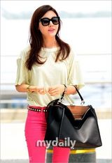 组图：金荷娜赴中国参加上海电影节粉裤亮眼