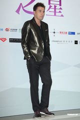 组图：温升豪放话等隋棠擦背 不介意与阿Ken舌吻