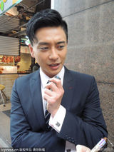 黄宗泽自曝被百人围攻乱摸 否认搭胡杏儿好友