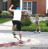 组图：麦莉-赛勒斯街头玩滑板 未婚夫险些狗吃屎