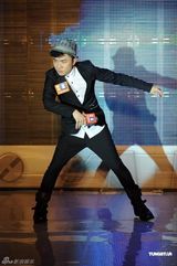 组图：王祖蓝与官恩娜张敬轩献演配合太空主题