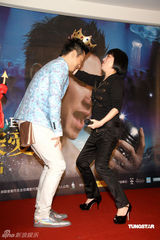 幻灯图：庾澄庆恢复单身很开放 搂两位名模宣布开唱 