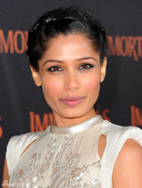 组图：《惊天战神》首映女星比美 米基洛克笑搂超模