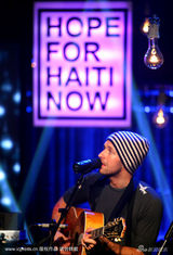 幻灯图：海地赈灾义演现场 Coldplay用歌声抚慰灾民