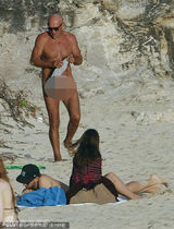 组图：名媛比基尼诱惑男友 不惧裸男露臀骚扰