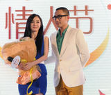 组图：杨幂刘恺威情人节同台亮相深情相拥表爱意