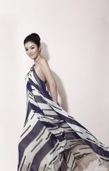 高清组图：黄奕化身百变女郎 登杂志封面尽显知性