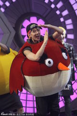 高清组图：EXO录《快本》 伯贤压倒kris引爆笑