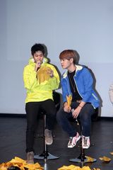 高清组图：韩国偶像组合BEAST办见面会亲密互动