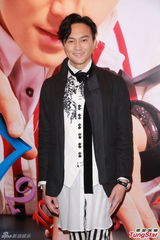 组图：张智霖预演个唱秀腹肌化身欢乐先生送礼