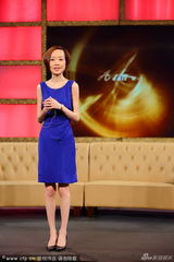 组图：鲁豫手背青筋暴起 录制节目越发消瘦