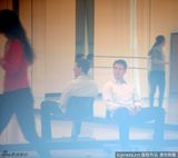 组图：凯蒂练舞身姿轻盈 阿汤哥接老婆十分贴心