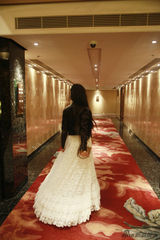 组图：张辛苑烈焰红唇造型亮相 复古装娇媚动人