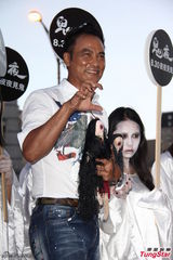 组图：任达华率众鬼逛大街 自曝拍《鬼夜》撞鬼