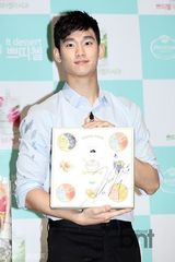 组图：金秀贤帅气亮相见面会 庆新片大卖