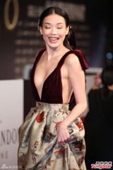 组图：舒淇开胸深V横看成岭侧成峰