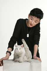 组图：于小彤帅气不减显爱心 与喵星人搞怪互动