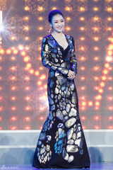 组图：柳岩性感深V裹身裙出席活动 男粉丝送抱