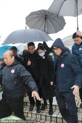 组图：刘德华牵爱妻吊唁红线女 朱丽倩手帕拭泪