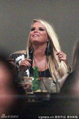 组图：杰西卡辛普森现身生日派对 辣妈大口吃肉