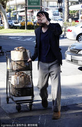 组图：里维斯一脸络腮胡出街 以手遮面不自信