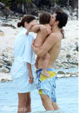 超模可儿携夫抱子海边拥吻 布鲁姆现吻痕(图)