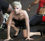 高清组图：Lady Gaga蓝唇拍MV 头顶巨帽亮相