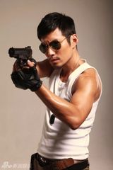 幻灯图：严宽写真凸显男性魅力 温柔与粗犷并存