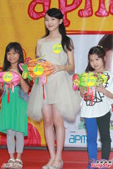 组图：童音豆豆中秋赴港 分享英国伦敦之行