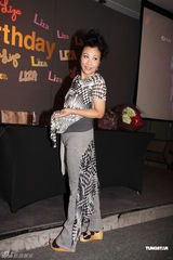 组图：汪明荃获粉丝送蛋糕鲜花 提前贺64岁生日