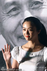 组图：汤唯穿白裙扎马尾显清新 意外收获生日祝福