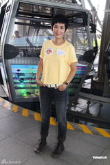 组图：吴君如出席慈善活动 称已安慰脚伤古天乐