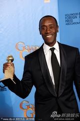 组图：钱德尔凭《谎言屋》获喜剧类电视剧男主