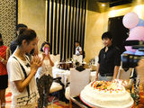 组图：陈思成赴剧组为佟丽娅甜蜜庆生