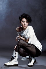 组图：王丽坤写真演绎朋克与奢华的时尚碰撞