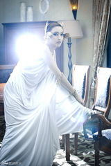 组图：张俪头戴翅膀化身天使 白衣素裹高贵典雅