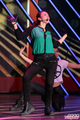 组图：李玟扭腰摆臀性感开唱冷落老公