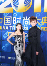 组图：宁丹琳2011中国时尚大典红唇白肌玩蕾丝诱惑