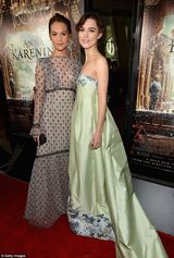 组图：《安娜-卡列尼娜》首映 奈特莉刺绣长裙嘟嘴卖萌