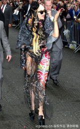 组图：Lady Gaga火辣造型录影 向歌迷献吻撒花