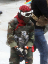 组图:朱莉养子马克多斯迷彩服配散弹枪帅气十足