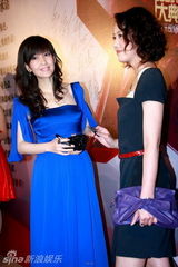 幻灯图：周慧敏周海媚携手走红毯 不减当年风采飞扬