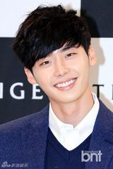 组图：李钟硕出席签名会 嘟嘴捂脸可爱娇羞