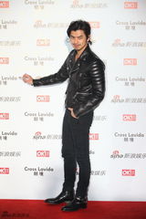 组图：陈柏霖亮相街拍盛典发型散漫微笑迷人