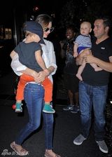 组图：米兰达可儿抱娃玩滑梯荡秋千母爱泛滥