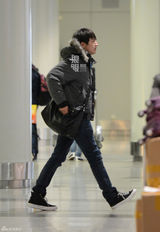 组图：林更新休闲装扮回京 机场抽烟吞云吐雾