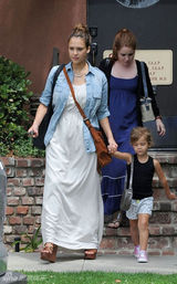 组图：杰西卡-阿尔芭产后首度现身 身材尚未恢复