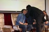 组图：《合伙人》北大交流 三主演兑现5亿激吻