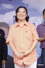 组图：李雪健敬业不惧炎热  民警制服不离身